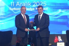 CUMHURBAŞKANI YARDIMCISI YILMAZ: "IMF TAHMİNLERİNİN GERÇEKLEŞMESİ DAHİLİNDE DÜNYANIN EN BÜYÜK 16'NCI ÜLKESİ OLACAĞIZ" "AVRUPA'NIN DA EN BÜYÜK 4'ÜNCÜ ÜLKESİ HALİNE GELECEĞİZ" "2025 YILI SONUNDA KİŞİ BAŞINA DÜŞEN MİLLİ GELİRİMİZ 1,5 TRİLYON DOLARI AŞACAK" "TÜRKİYE'DE 300 MİLYAR DOLAR GİBİ BİR YASTIK ALTI ALTIN VAR"