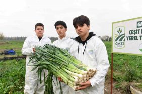 OSMANGAZİ’DE PIRASA HASADIYLA DOĞALLIK SOFRALARA TAŞINIYOR OSMANGAZİ’DE DAYANIŞMA TOPRAKTAN BAŞLIYOR OSMANGAZİ BELEDİYESİ YARINLARI TOPRAĞA EKİMLERİYLE İNŞA EDİYOR