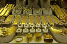 ALTININ GRAM FİYATININ ARTMASI TRABZON HASIRI DEĞERİNE DEĞER KATTI TRABZON KUYUMCULAR VE SAATÇİLER ODASI BAŞKANI ALİ YAZICI, "ALTININ 6 BİN 250 TL SEVİYESİNDE İŞLEM GÖRDÜĞÜ BU DÖNEMDE, BİR TAKIM HASIR BİLEZİK FİYATI 600 BİN TL'DEN BAŞLIYOR" "YIL SONLARINA DOĞRU, KASIM VE ARALIK AYLARINDA ALTIN BOZDURMA İŞLEMLERİNİN ARTTIĞINI GÖZLEMLİYORUZ"