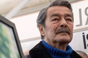 kadir-inanir-hastaneden-cikti-evinde-fotograf-cekilen-usta-oyuncunun-sagligi-iyiye-gidiyor-da1w