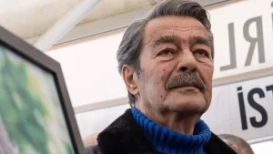 kadir-inanir-hastaneden-cikti-evinde-fotograf-cekilen-usta-oyuncunun-sagligi-iyiye-gidiyor-da1w